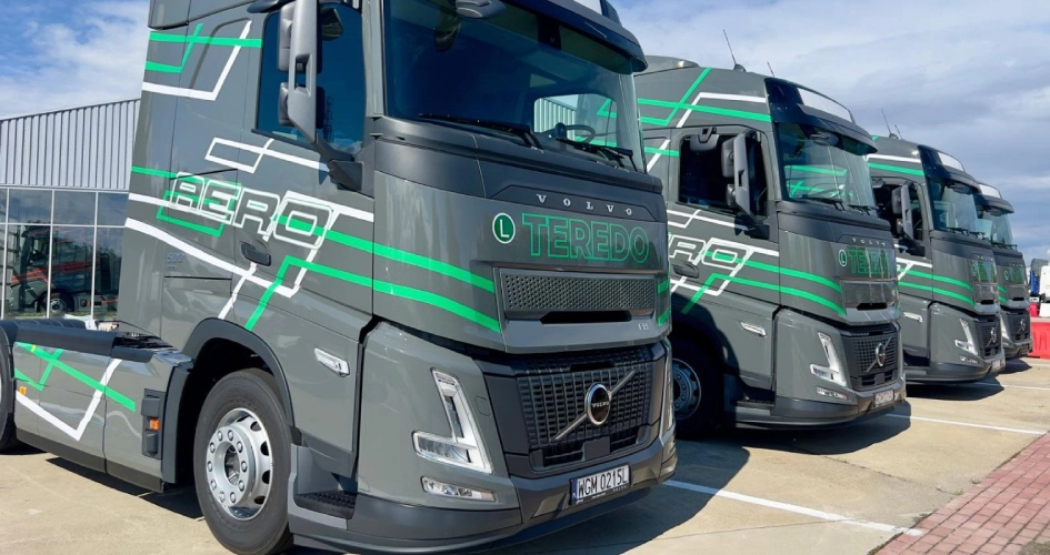 Ciężarówka jadąca na drodze